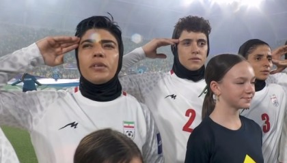 体育娱乐-声援祖国？伊朗女足亚洲杯高唱国歌+动情敬军礼！首轮曾集体沉默